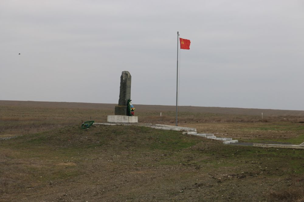 осуществила выезд в Ленинский район с целью проведения встречи с инициатором строительства мемориального комплекса