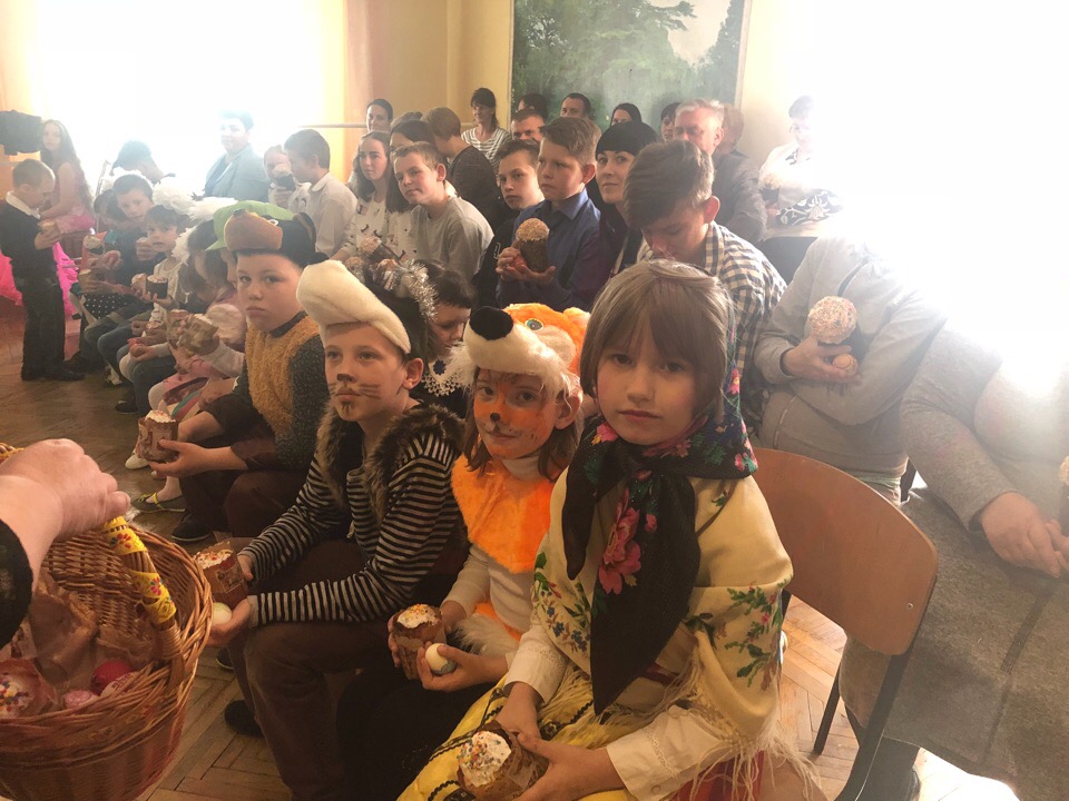 ​В Ленинском районе полицейские поздравили с Пасхой воспитанников подшефного социально реабилитационного центра для несовершеннолетних в г.Щелкино. 