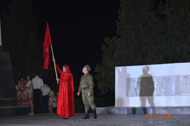В пгт Ленино состоялись факельное шествие и митинг-реквием «Живые!Помните об этом!»