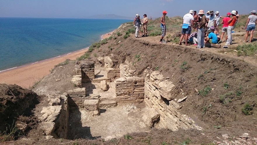 В Ленинском районе археологи нашли ограбленные мародерами античные склепы 