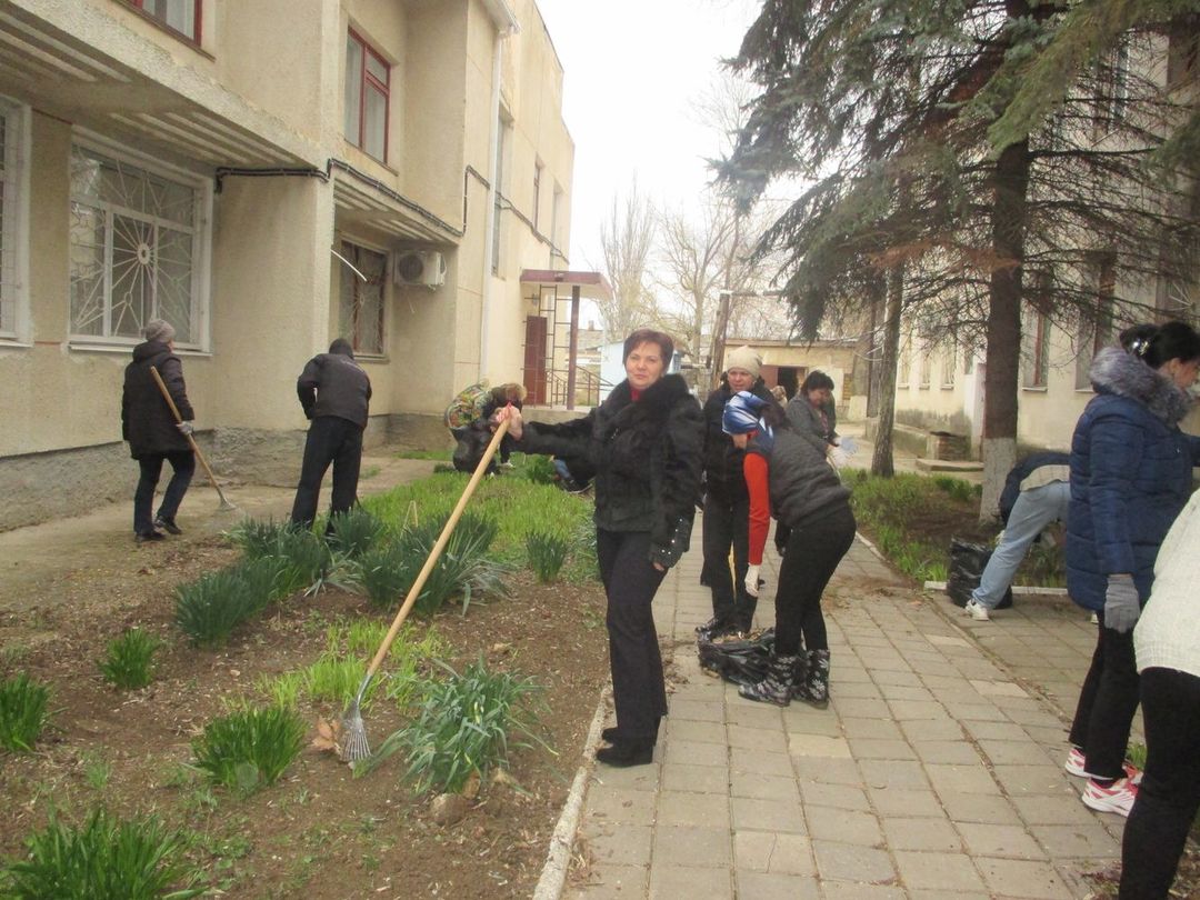 В преддверии праздничных мероприятий, приуроченных к годовщине Крымской весны, на территории Ленинского района прошел субботник