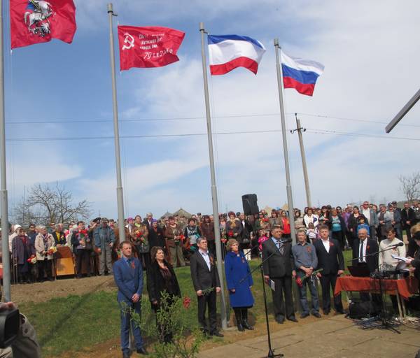 Торжественное перезахоронение останков советских воинов в с. Глазовка Ленинского района