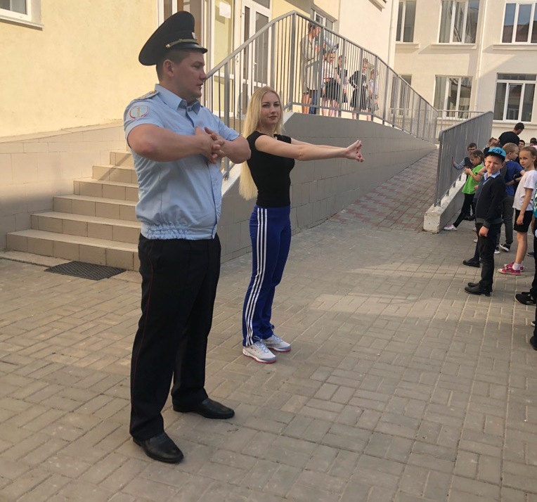 Полицейские Ленинского района провели с детьми «Зарядку со стражами порядка»