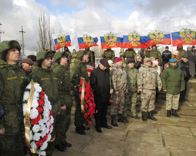 на Глазовском воинском мемориальном кладбище состоялось открытие Часовенного столба, приуроченное ко Дню Неизвестного Солдата