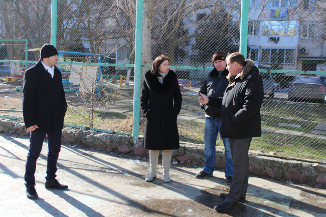 Олег Попов оценил состояние спортивных площадок города Щелкино Олег Попов оценил состояние спортивных площадок города Щелкино