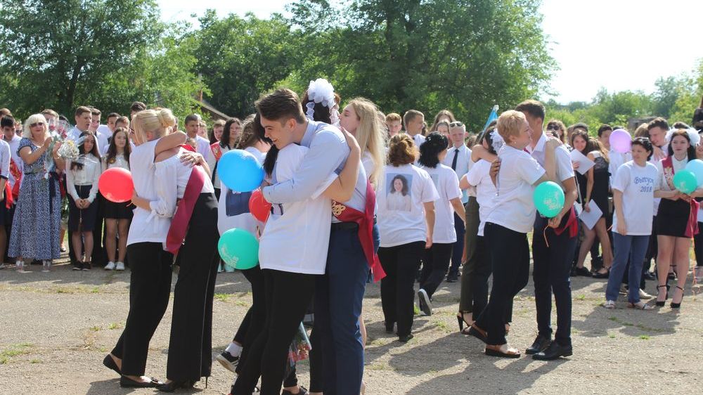 Светлана Иванова приняла участие в торжественной линейке, посвященной празднику «Последний звонок»