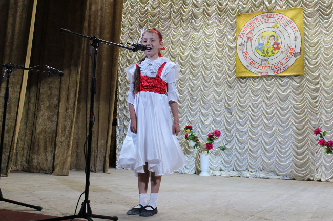 В РДК «Горизонт» прошел районный вокальный смотр-конкурс для детей и юношества «Росток степного края»