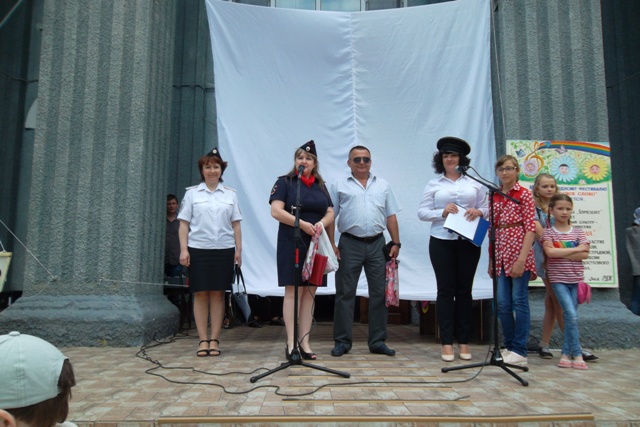 Полицейские и общественники поздравили ребят с Днем защиты детей