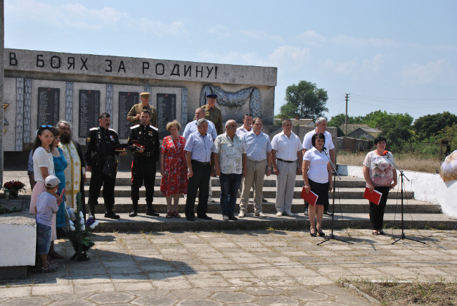 В селе Батальное Ленинского района прошел митинг «Подвигу лежит дорога в вечность»
