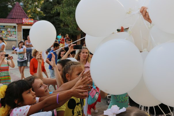 Сотни белых шаров поднялись в небо над городом Щёлкино