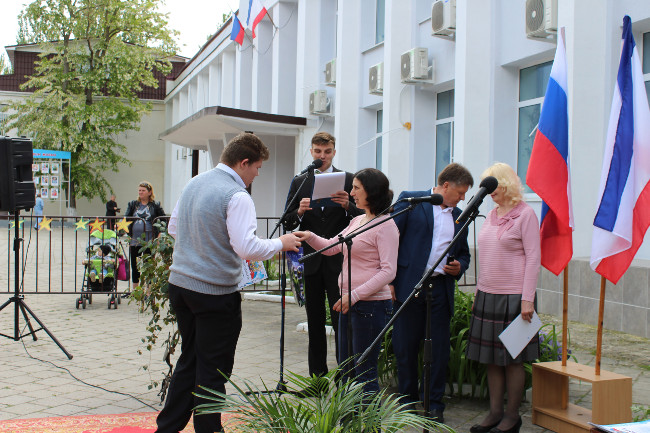 В пгт Ленино состоялась церемония награждения лауреатов, победителей, дипломантов и призеров республиканских конкурсов