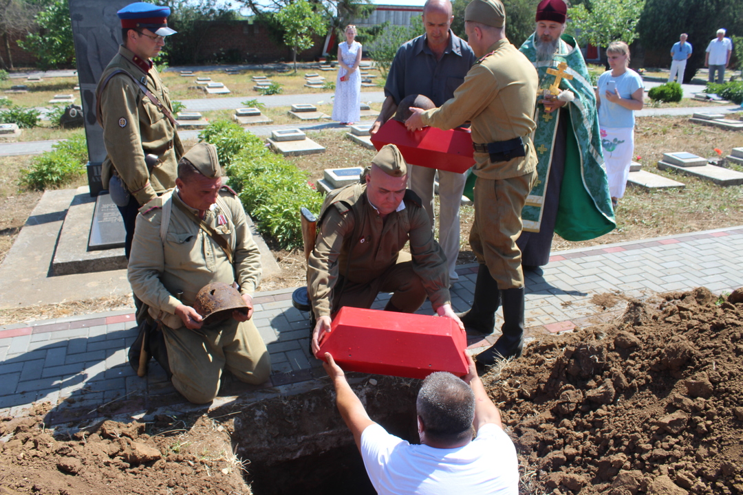 На Глазовском мемориальном кладбище состоялось открытие мемориальных досок Героям Советского Союза и перезахоронение 10-ти останков воинов, погибших в ходе обороны и освобождения Восточного Крыма 1942-1944гг.