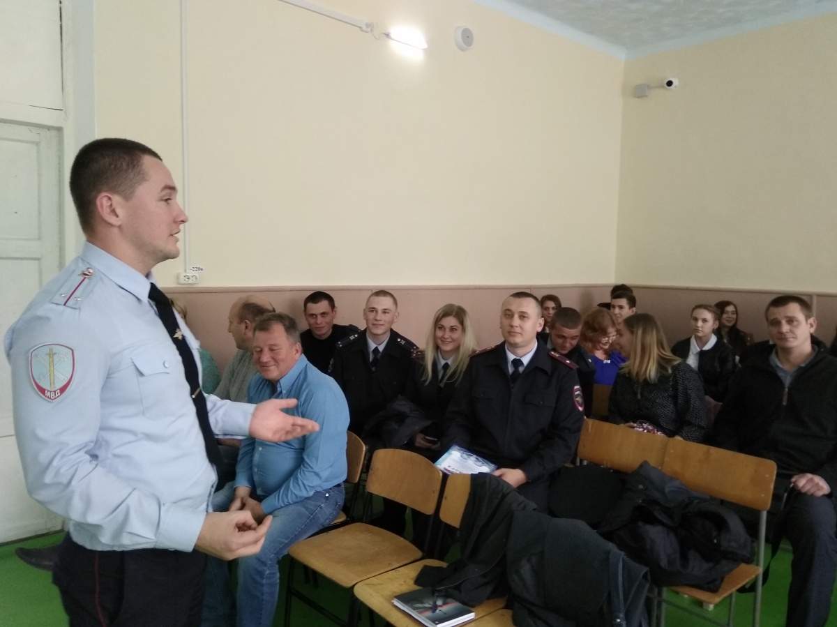 В Ленинском районе Республики Крым правоохранители и учащиеся состязались в интеллектуальной игре «Брейн-ринг»