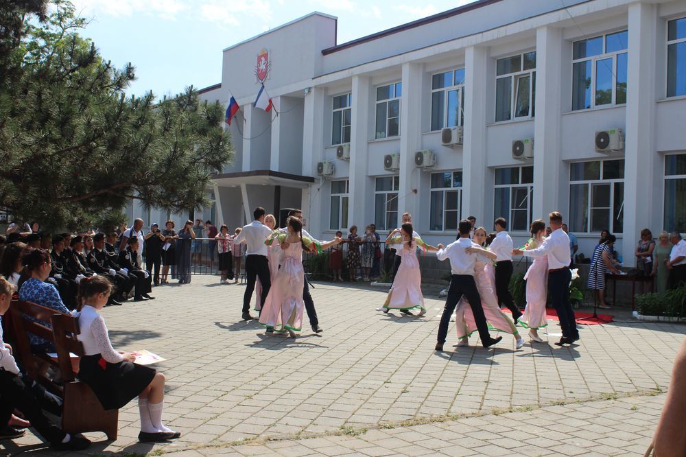 В пгт. Ленино состоялась церемония награждения победителей и призеров республиканских конкурсов и соревнований «Звездная россыпь»