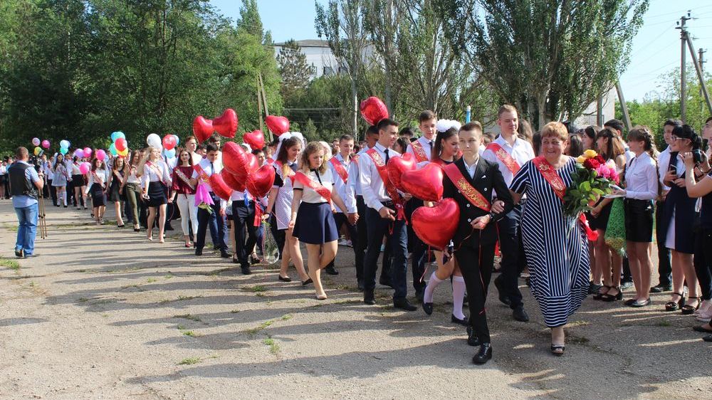 Светлана Иванова приняла участие в торжественной линейке, посвященной празднику «Последний звонок»