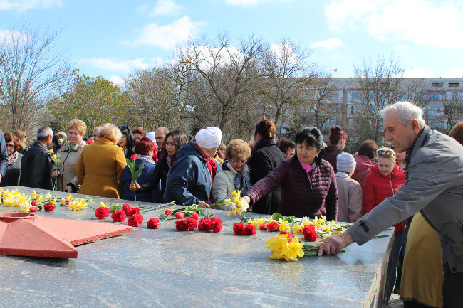 Ленинском районе состоялось возложение цветов, посвященное 73-й годовщине освобождения Ленинского района от фашистских захватчиков