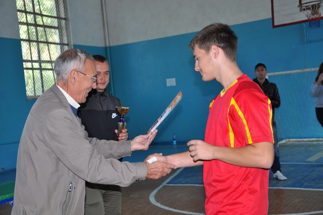 В посёлке Ленино проведен турнир по волейболу среди школьников, приуроченный 100-летию ВЛКСМ