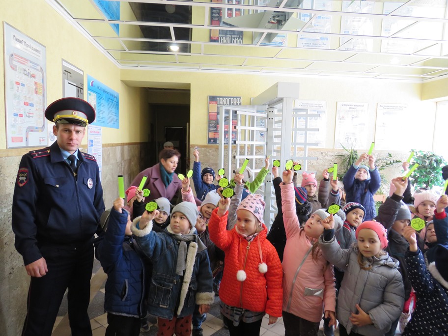 В Ленинском районе инспекторы ГИБДД организовали для малышей «День открытых дверей»  