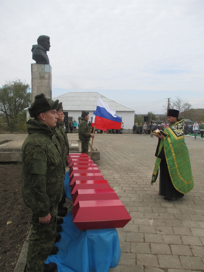 В селе Челядиново состоялось торжественное перезахоронение останков советских воинов
