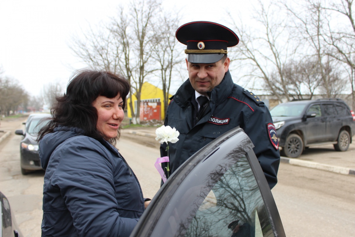 Сотрудники ленинского ГИБДД провели акцию «Авто-леди»