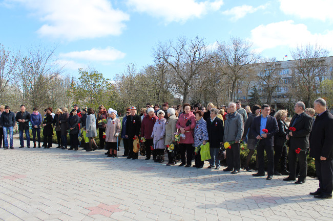 Ленинском районе состоялось возложение цветов, посвященное 73-й годовщине освобождения Ленинского района от фашистских захватчиков