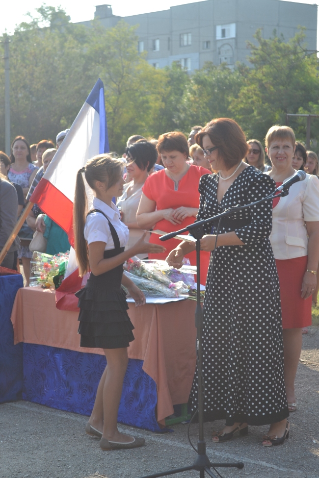 Во всех общеобразовательных учреждениях Ленинского района прошли торжественные мероприятия, посвященные Дню знаний