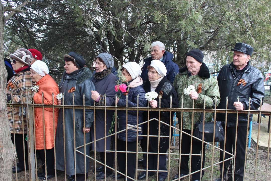 В селе Калиновка Ленинского района состоялось открытие надгробного памятного знака в честь помощницы медицинской сестры Топчий Надежды Васильевны