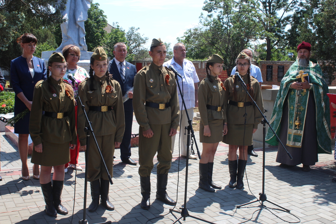 На Глазовском мемориальном кладбище состоялось открытие мемориальных досок Героям Советского Союза и перезахоронение 10-ти останков воинов, погибших в ходе обороны и освобождения Восточного Крыма 1942-1944гг.