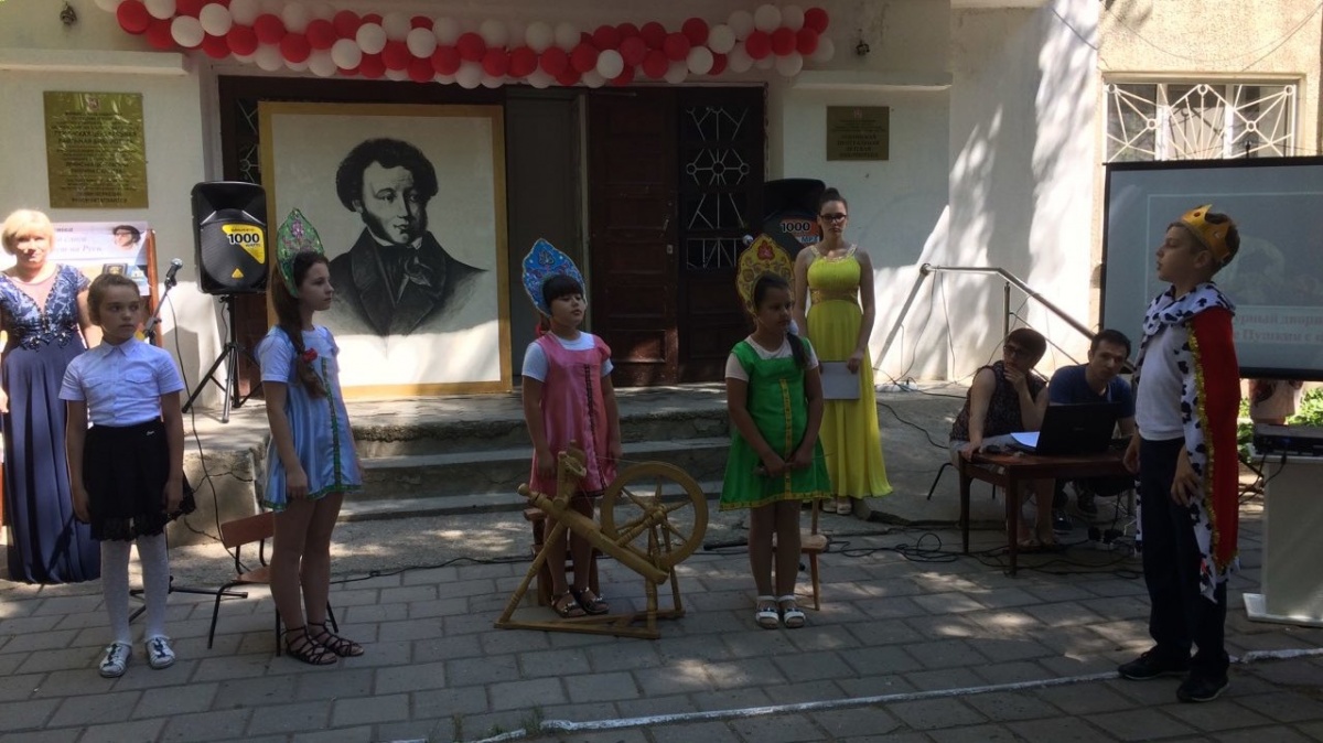 В Ленинской районной библиотеке состоялось встреча в литературном дворике «И в XXI веке Пушкин с нами»