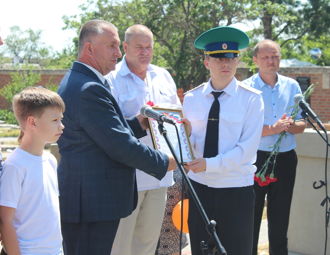 На Глазовском мемориальном кладбище состоялось открытие мемориальных досок Героям Советского Союза и перезахоронение 10-ти останков воинов, погибших в ходе обороны и освобождения Восточного Крыма 1942-1944гг.
