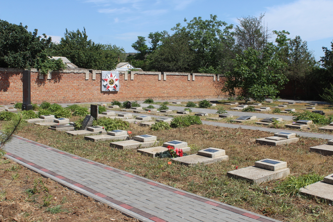 На Глазовском мемориальном кладбище состоялось открытие мемориальных досок Героям Советского Союза и перезахоронение 10-ти останков воинов, погибших в ходе обороны и освобождения Восточного Крыма 1942-1944гг.