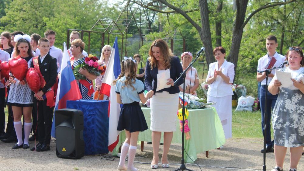 Светлана Иванова приняла участие в торжественной линейке, посвященной празднику «Последний звонок»