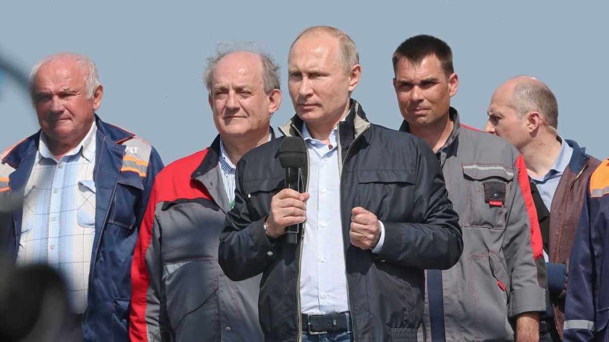 ВЛАДИМИР ПУТИН ПЕРВЫМ ПРОЕХАЛ ПО КРЫМСКОМУ МОСТУ