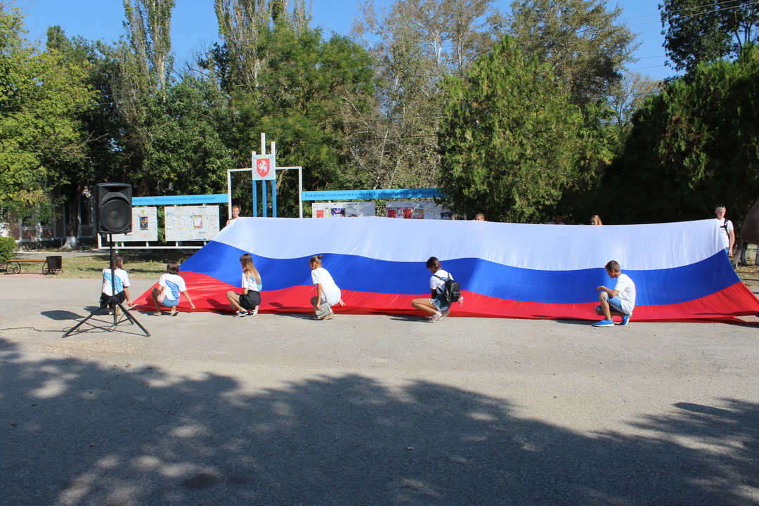 В Ленинском районе отпраздновали День Государственного Флага Российской Федерации