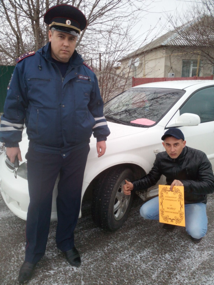 Дорожные полицейские Ленинского района провели акцию «Жизнь дороже шин!»