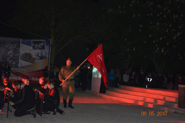 В пгт Ленино состоялись факельное шествие и митинг-реквием «Живые!Помните об этом!»