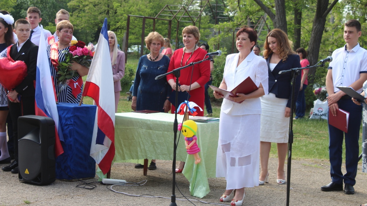 Светлана Иванова приняла участие в торжественной линейке, посвященной празднику «Последний звонок»