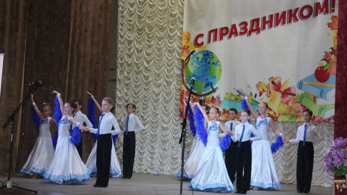 В районном Доме культуры «Горизонт» состоялся праздничный концерт, посвященный Дню учителя