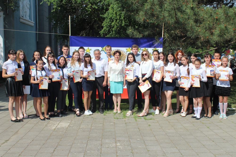 В пгт. Ленино состоялась церемония награждения победителей и призеров республиканских конкурсов и соревнований «Звездная россыпь»