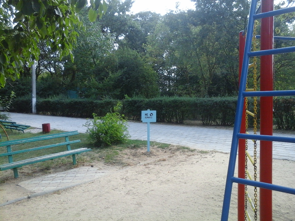 На детской площадке в пгт. Ленино установили таблички "Не курить".