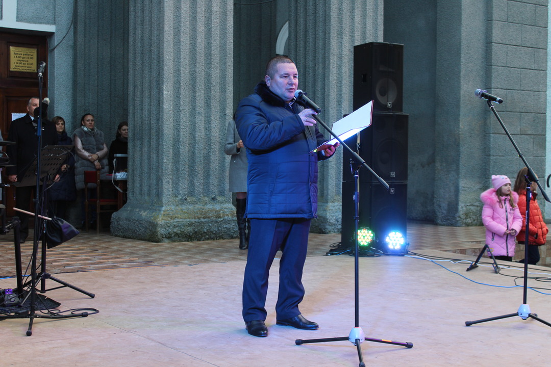 Главная Ёлка Ленинского района открылась сегодня праздничным мероприятием для детей и взрослых