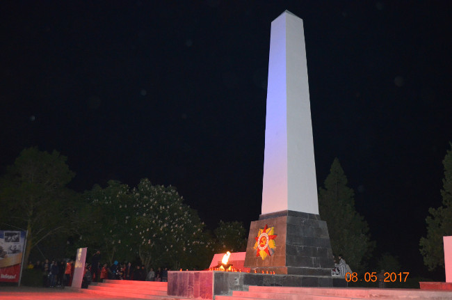В пгт Ленино состоялись факельное шествие и митинг-реквием «Живые!Помните об этом!»