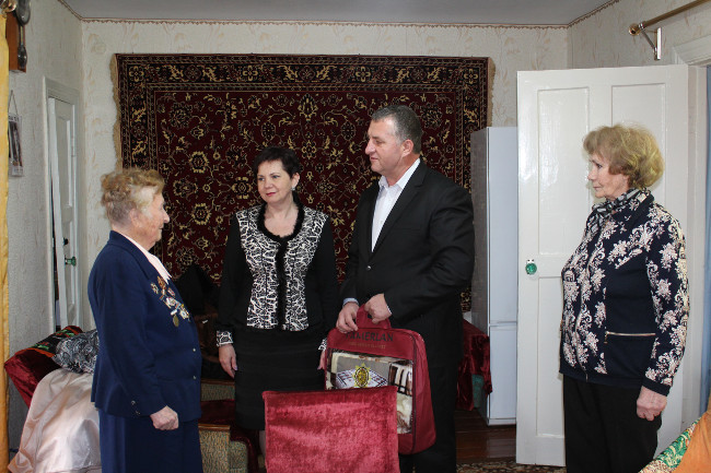 Светлана Иванова и Олег Водопьянов посетили ветерана Великой Отечественной войны Волос Елену Михайловну