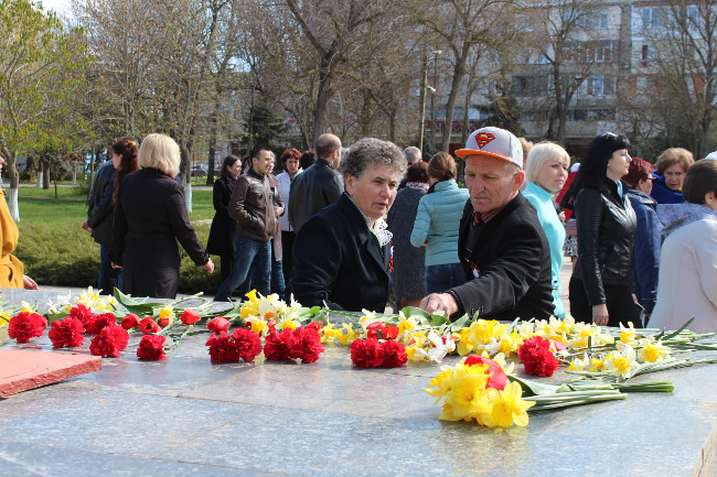 Ленинском районе состоялось возложение цветов, посвященное 73-й годовщине освобождения Ленинского района от фашистских захватчиков