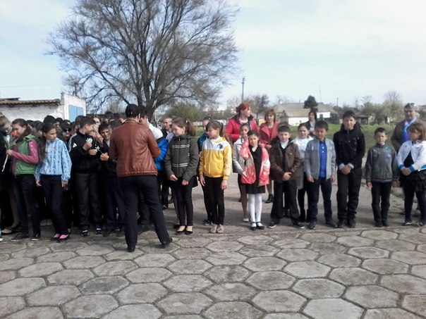 МИТИНГ ПАМЯТИ В СЕЛЕ БАТАЛЬНОЕ , ПОСВЯЩЕННЫЙ 72-й ГОДОВЩИНЕ ОСВОБОЖДЕНИЯ ЛЕНИНСКОГО РАЙОНА ОТ НЕМЕЦКО- ФАШИСТСКИХ ЗАХВАТЧИКОВ