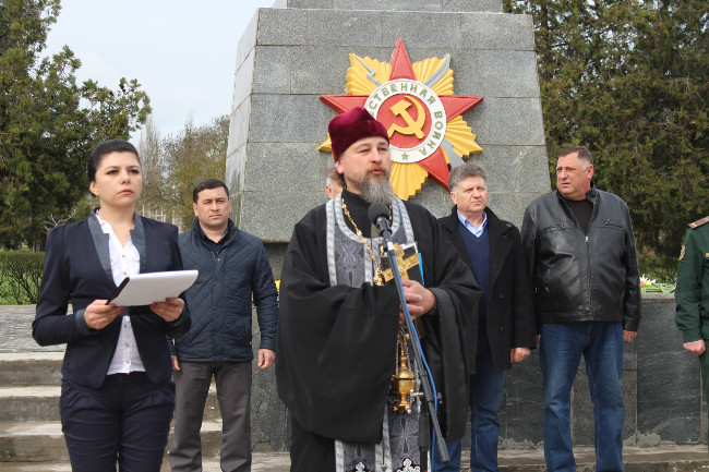 В пгт Ленино прошел антитеррористический митинг