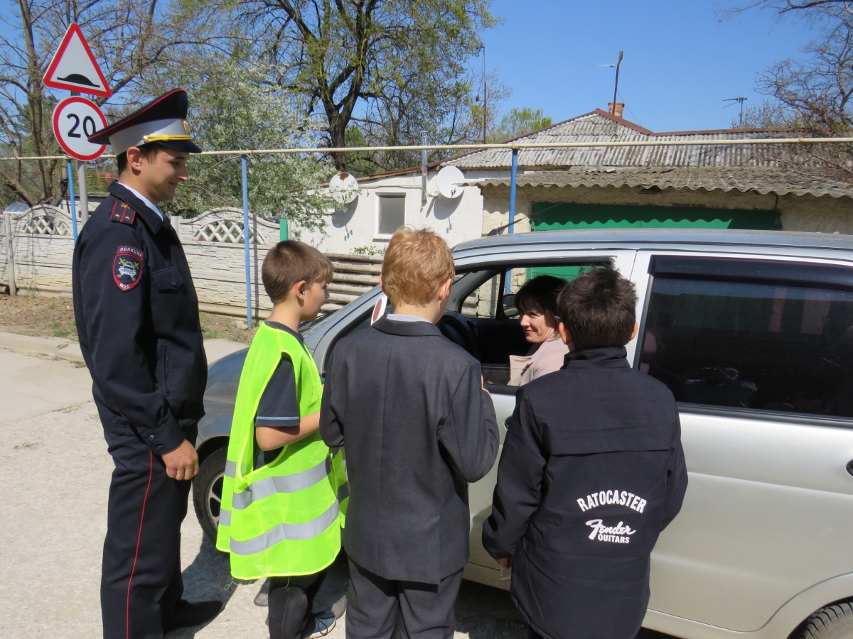 ​В Ленинском районе сотрудники полиции вместе со школьниками провели акцию «Ребенок – главный пассажир!» 
