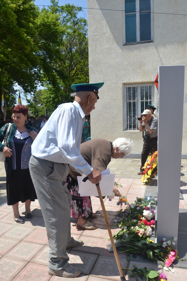 В пгт Ленино состоялось торжественное открытие памятного знака пограничникам