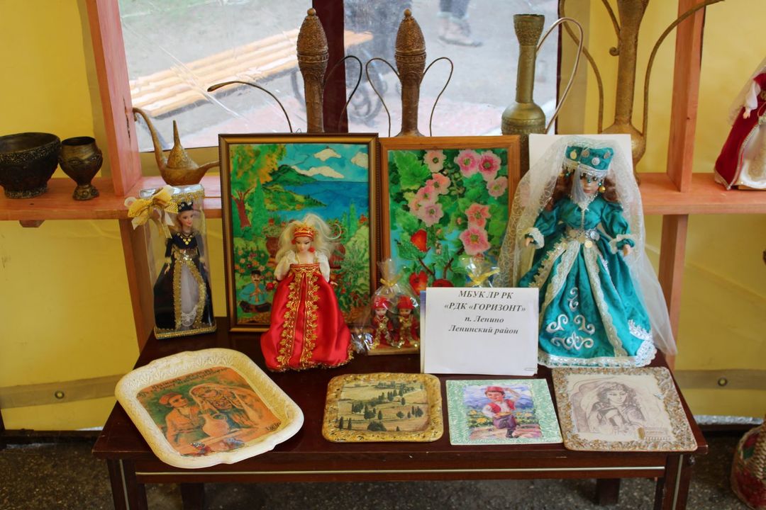 На площади РДК «Горизонт» посёлка Ленино состоялось торжественное собрание и праздничный концерт, посвященные Дню народного единства