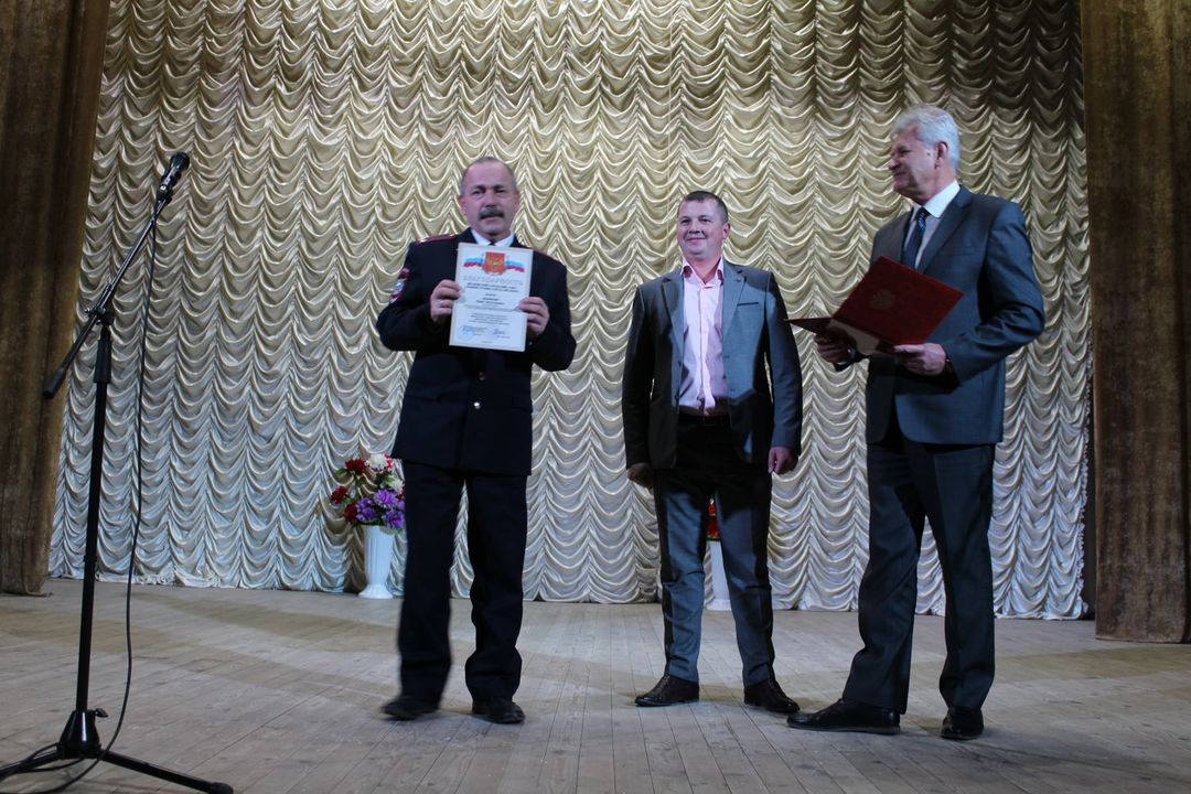 Олег Водопьянов и Светлана Иванова поздравили сотрудников полиции с профессиональным праздником